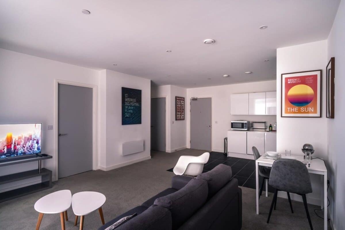 Spacious 1 Bed In Apartment Manchester