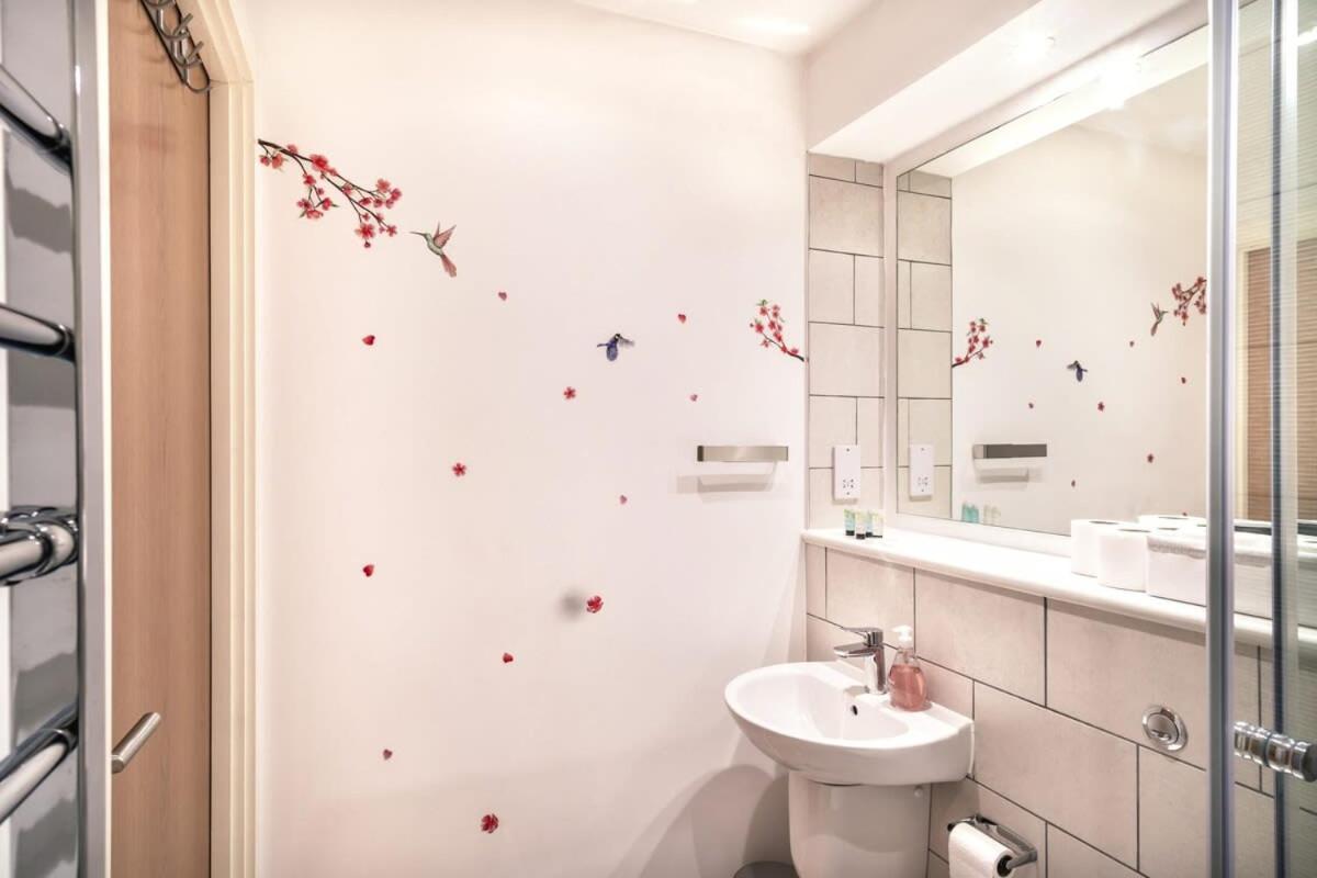 Spacious & Modern 1 Bed