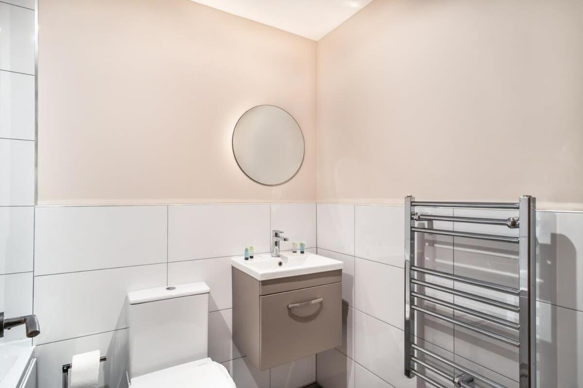 Modern & Bright 2 Bed In *