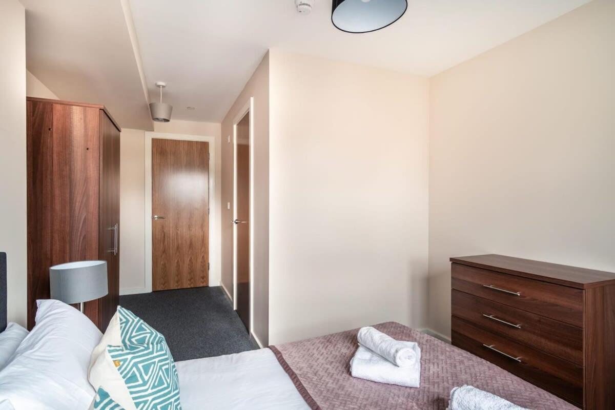 Modern & Bright 2 Bed In Apartment *