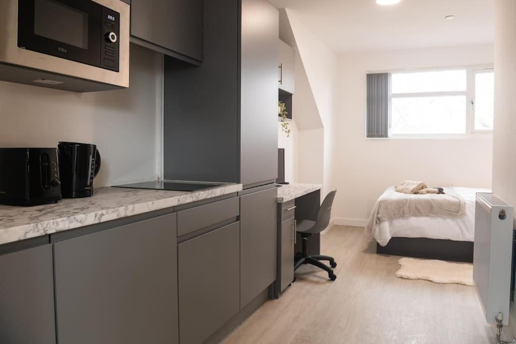 Homely Studio: Old Trafford Apartment *