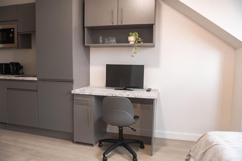 Homely Studio: Old Trafford Apartment Manchester