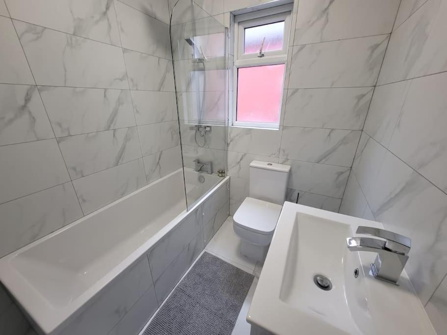4 Bedroom House, 8 Min To City! Apartment Manchester