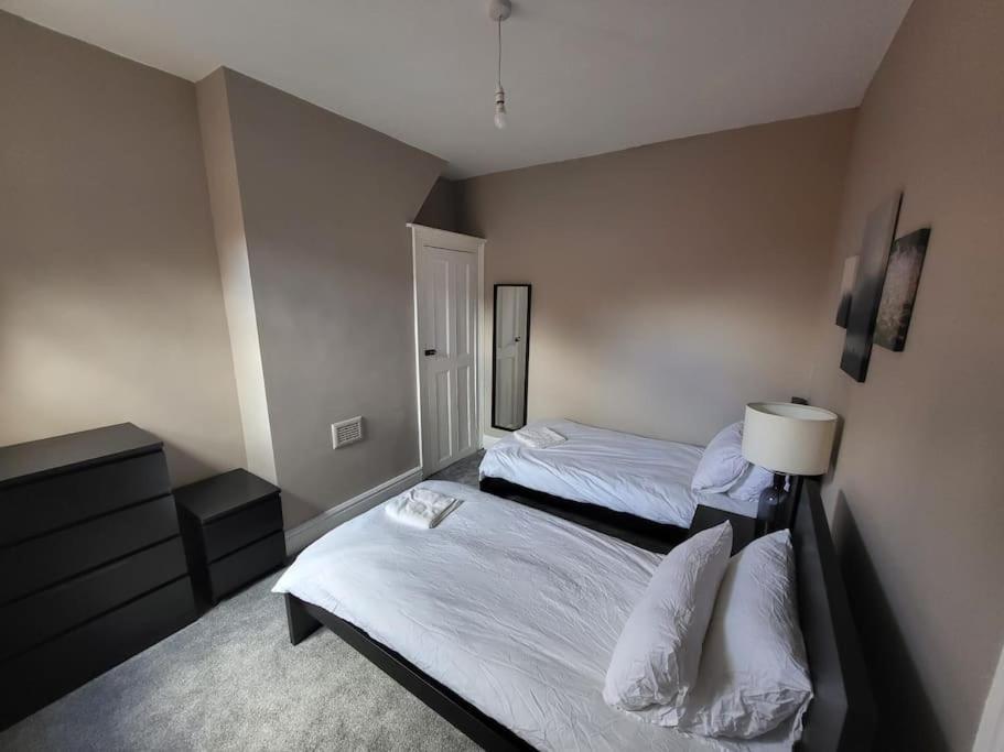 Apartment 4 Bedroom House, 8 Min To City! *