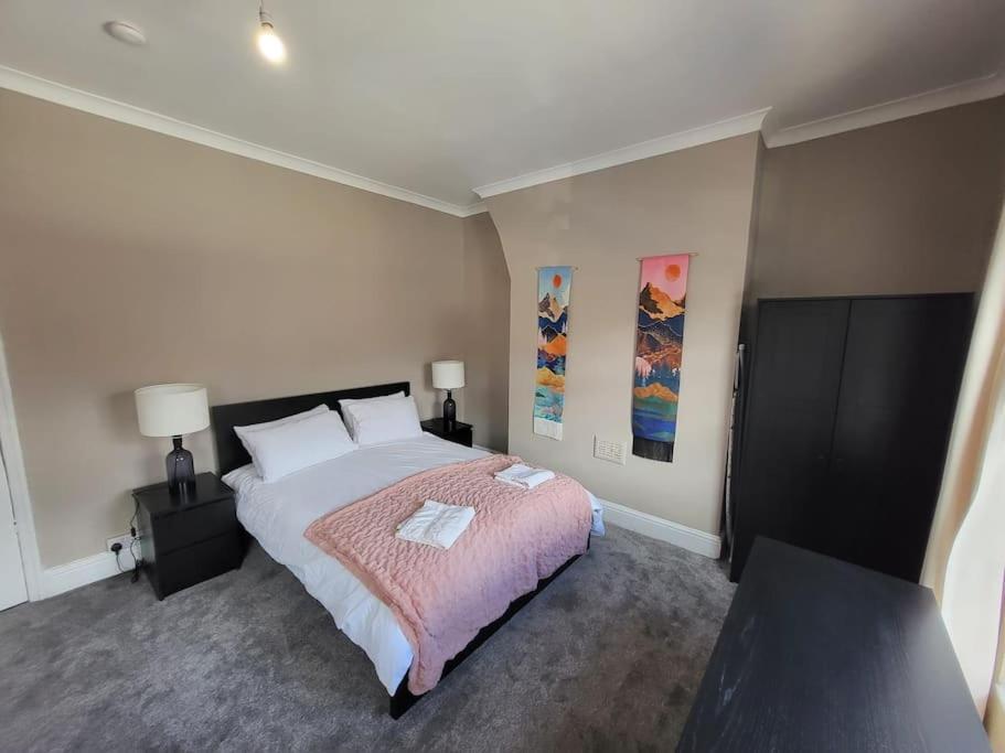 4 Bedroom House, 8 Min To City! Apartment *