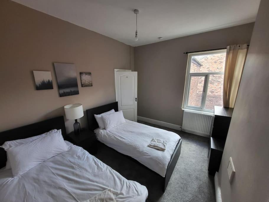 Apartment 4 Bedroom House, 8 Min To City! *
