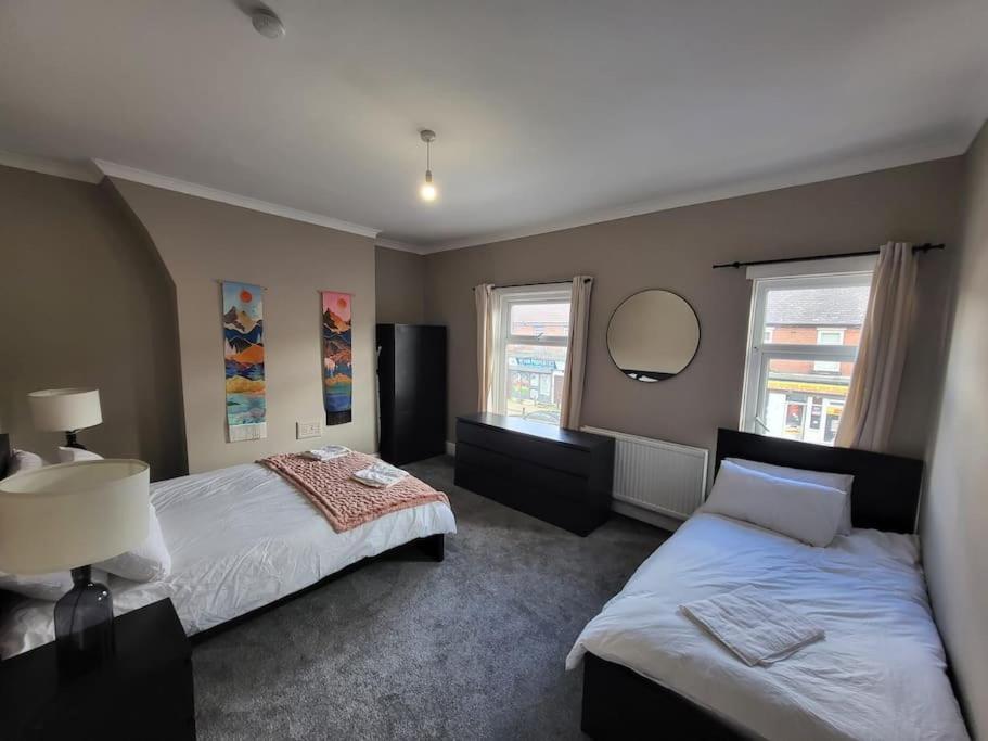 4 Bedroom House, 8 Min To City! Apartment *