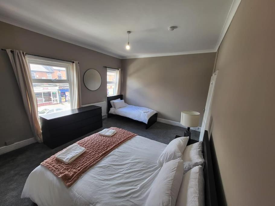 Apartment 4 Bedroom House, 8 Min To City! Manchester