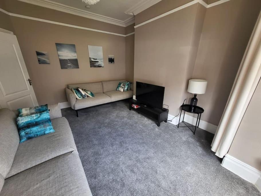 Apartment 4 Bedroom House, 8 Min To City!