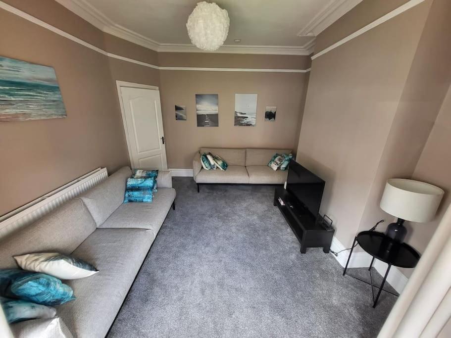 4 Bedroom House, 8 Min To City! Apartment *