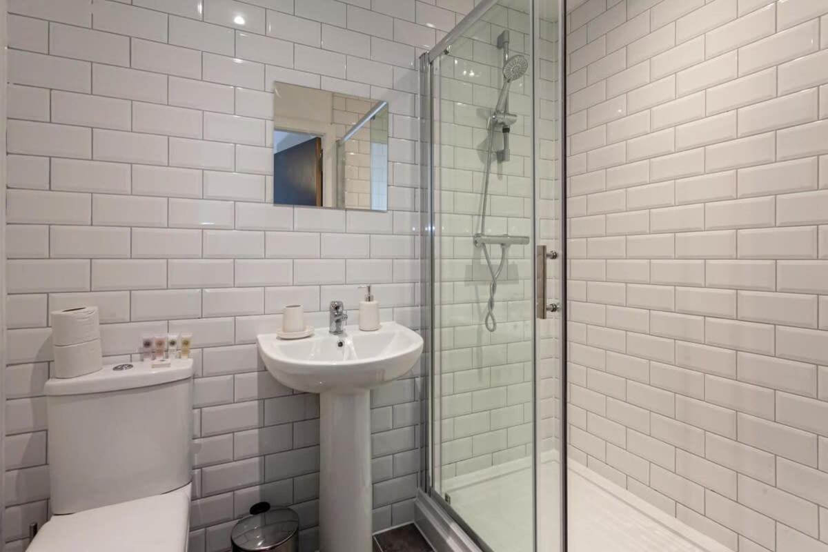 Stunning 2 Bed Flat 5min To Old Trafford Stadium Apartment *