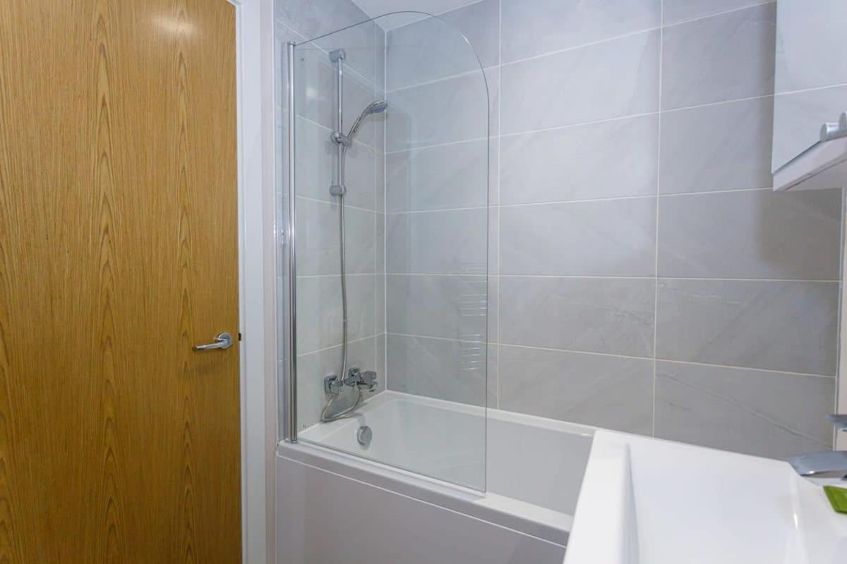Fantastic 1 Bedroom Apartment *