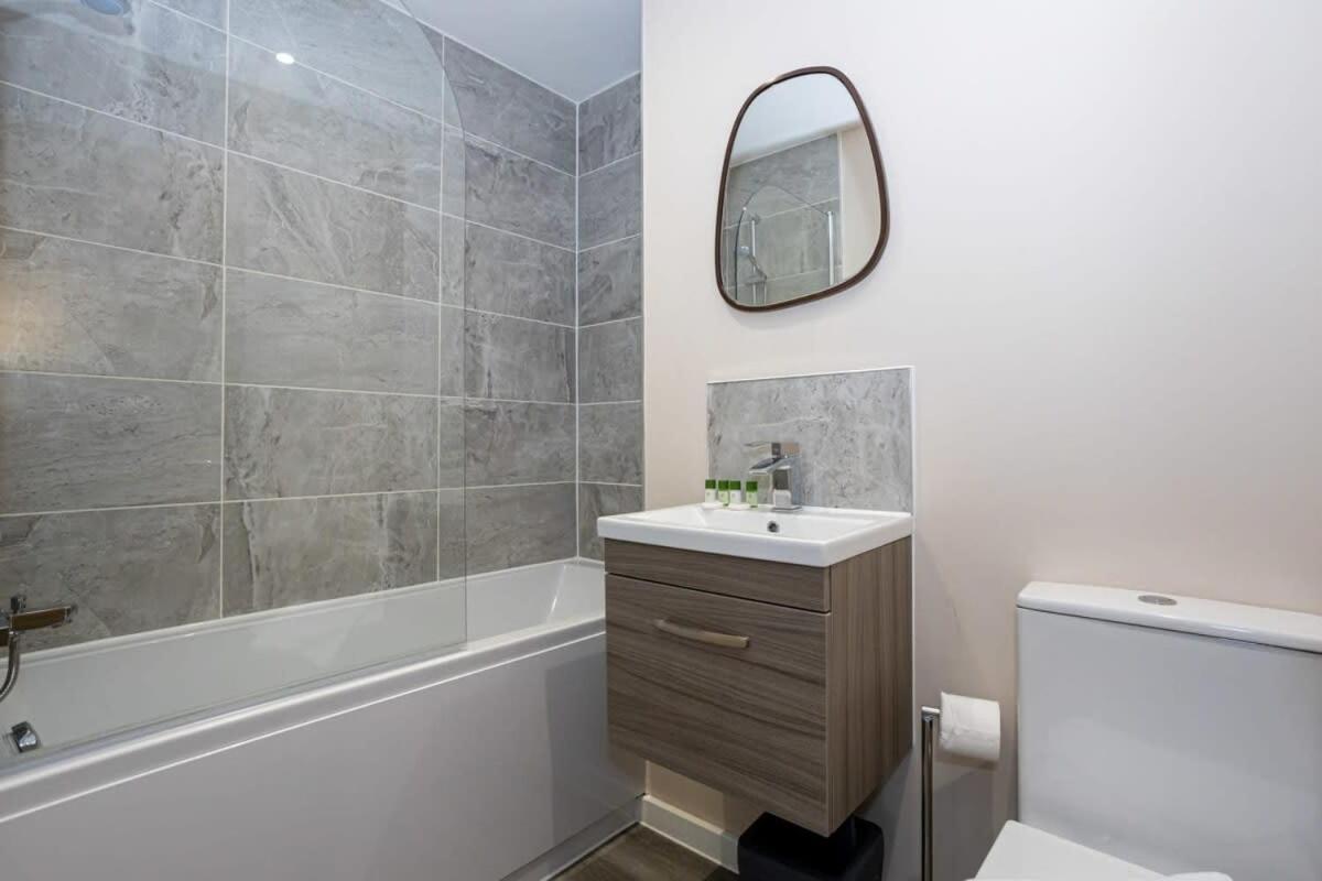 Lovely 2 Bedroom Modern Apartment *