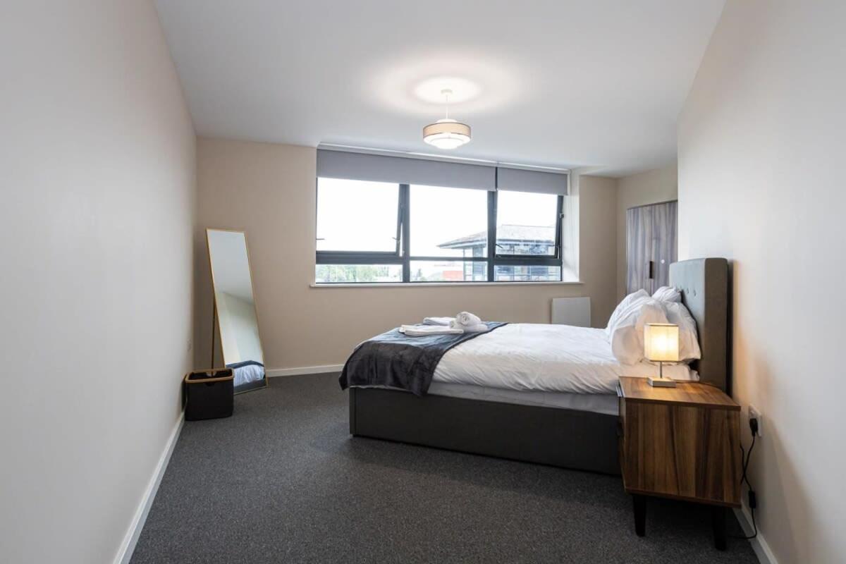 Lovely 2 Bedroom Modern Apartment *