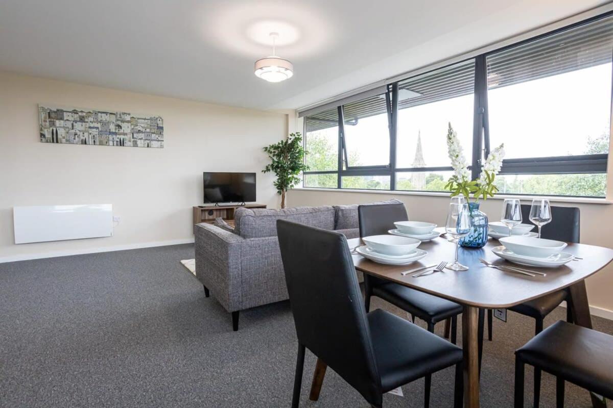 Lovely 2 Bedroom Modern *