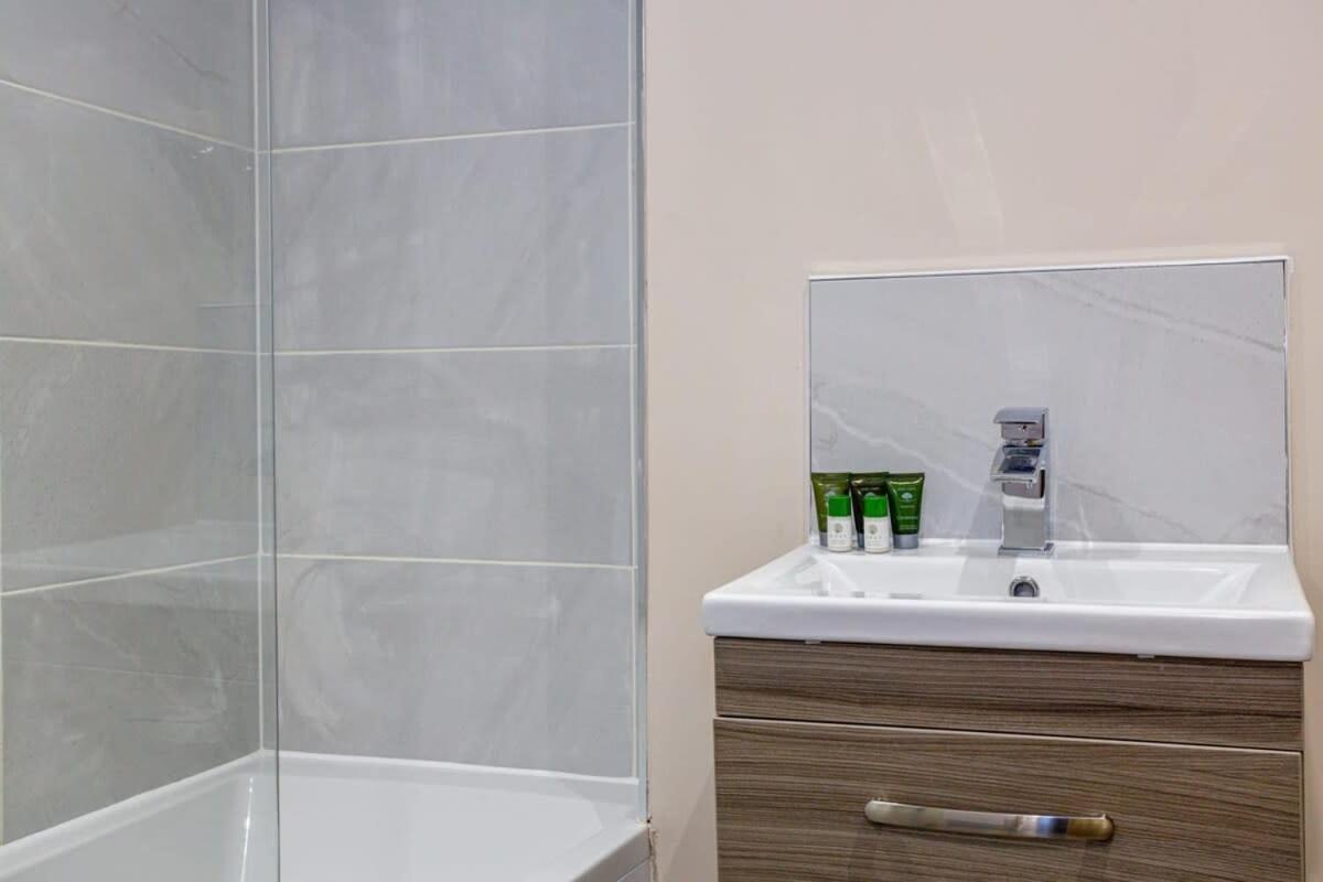 Apartment Stylish And Modern 1 Bedroom *