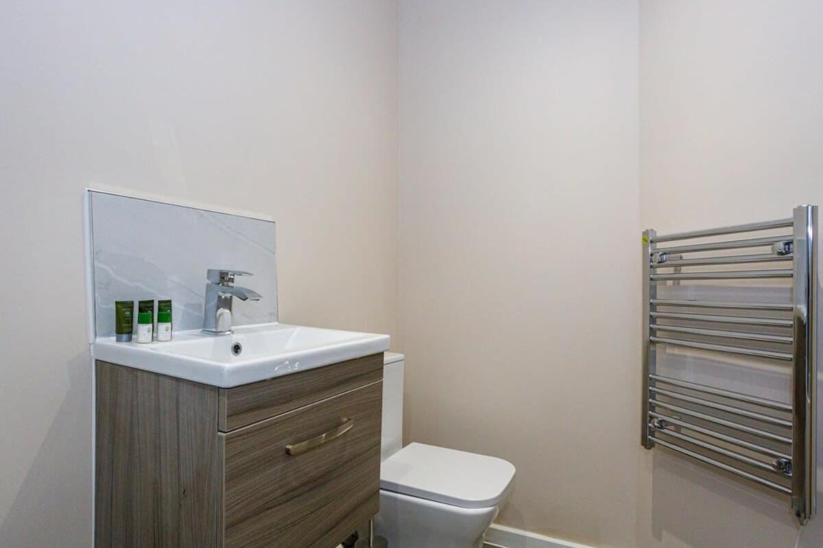 Stylish And Modern 1 Bedroom Apartment *