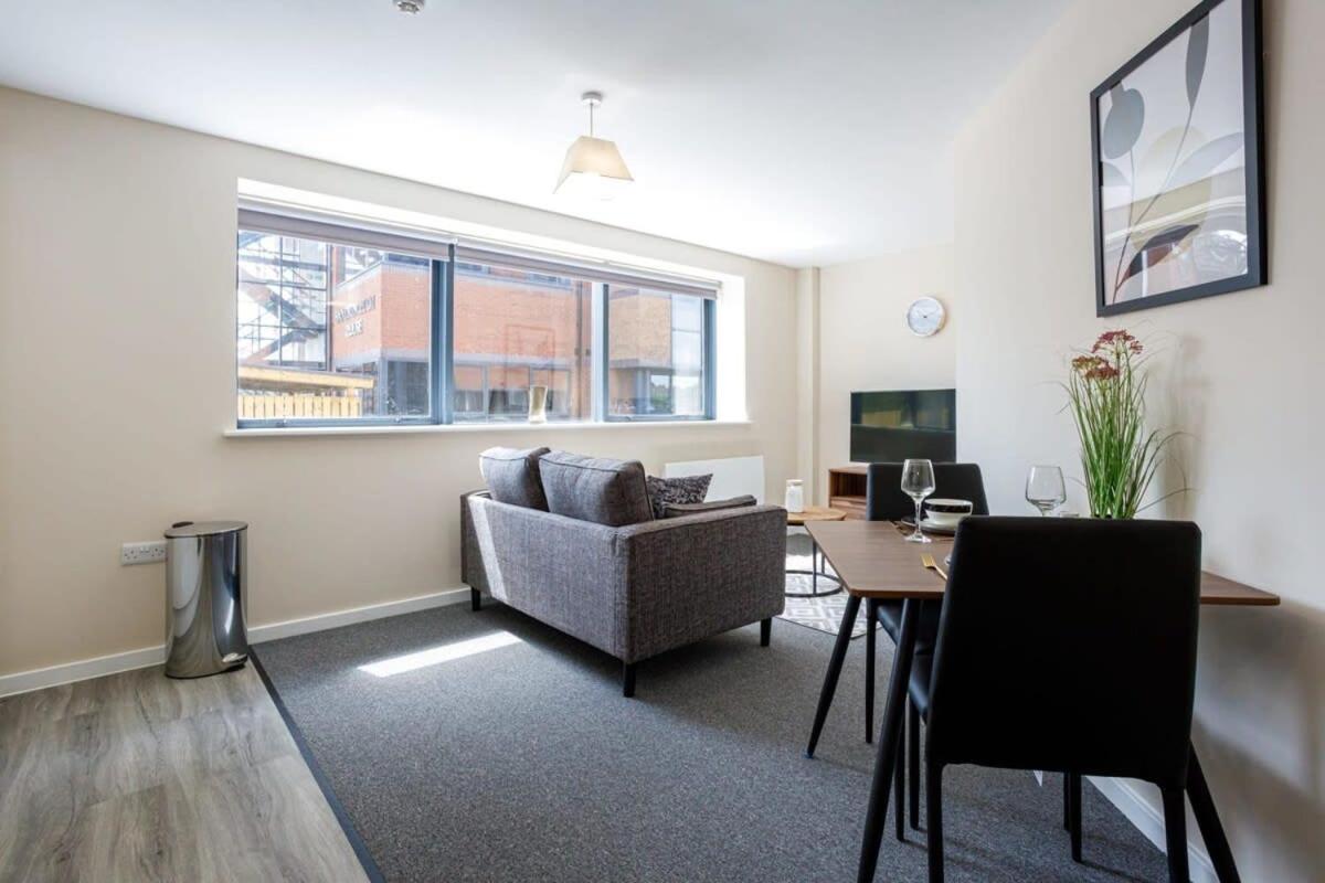 Apartment Stylish And Modern 1 Bedroom *