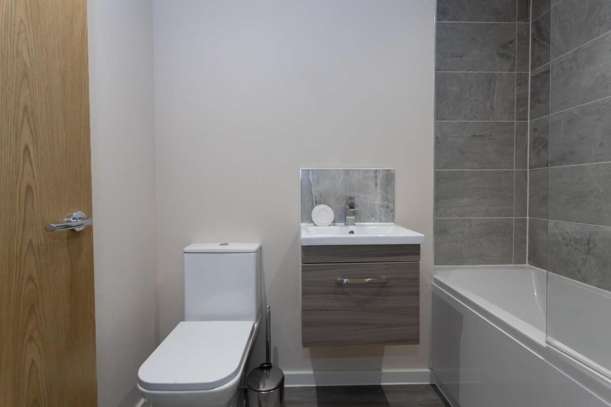 Bright & Modern 1 Bedroom Apartment