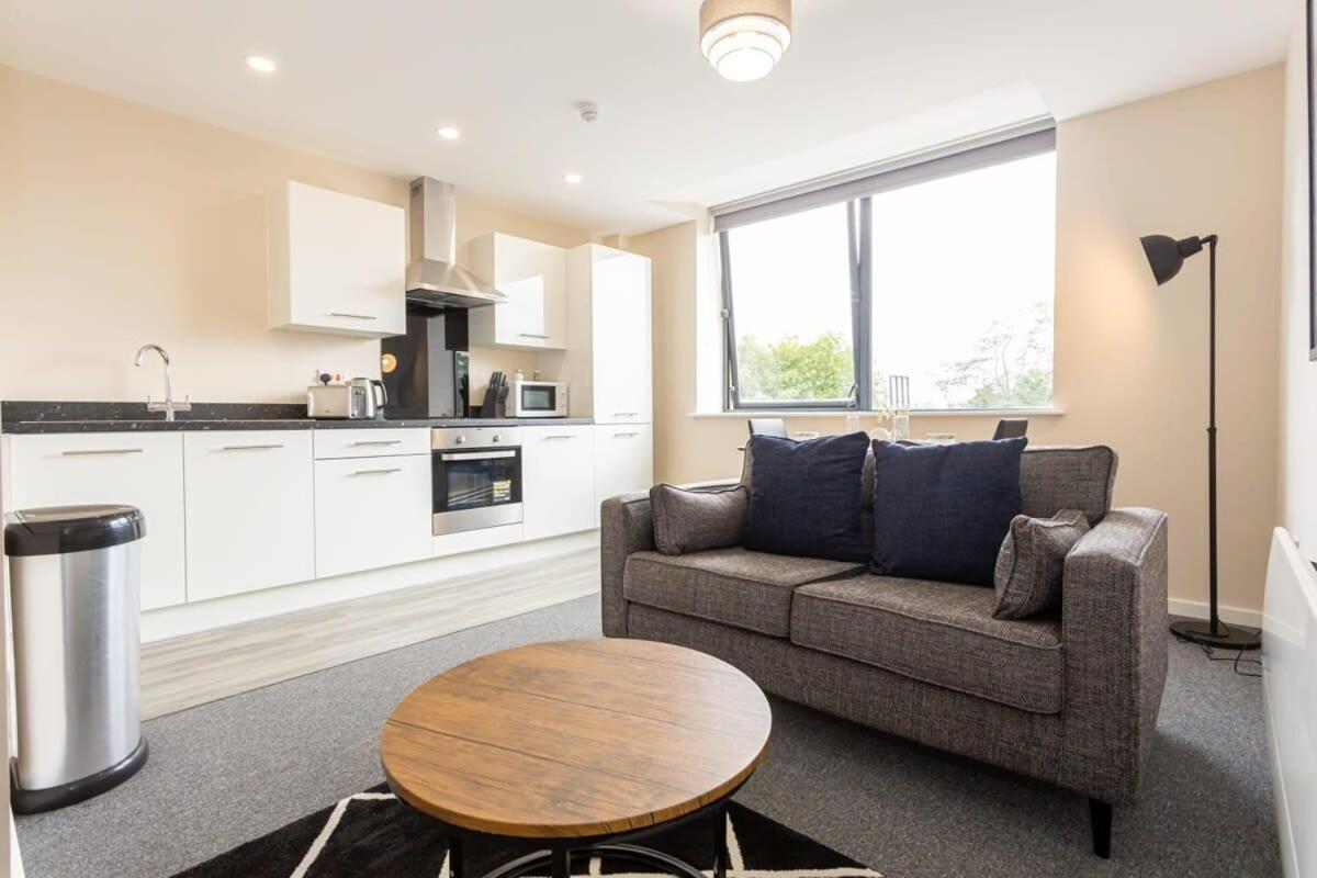 Modern & Bright 1 Bedroom Salford Apartment Manchester