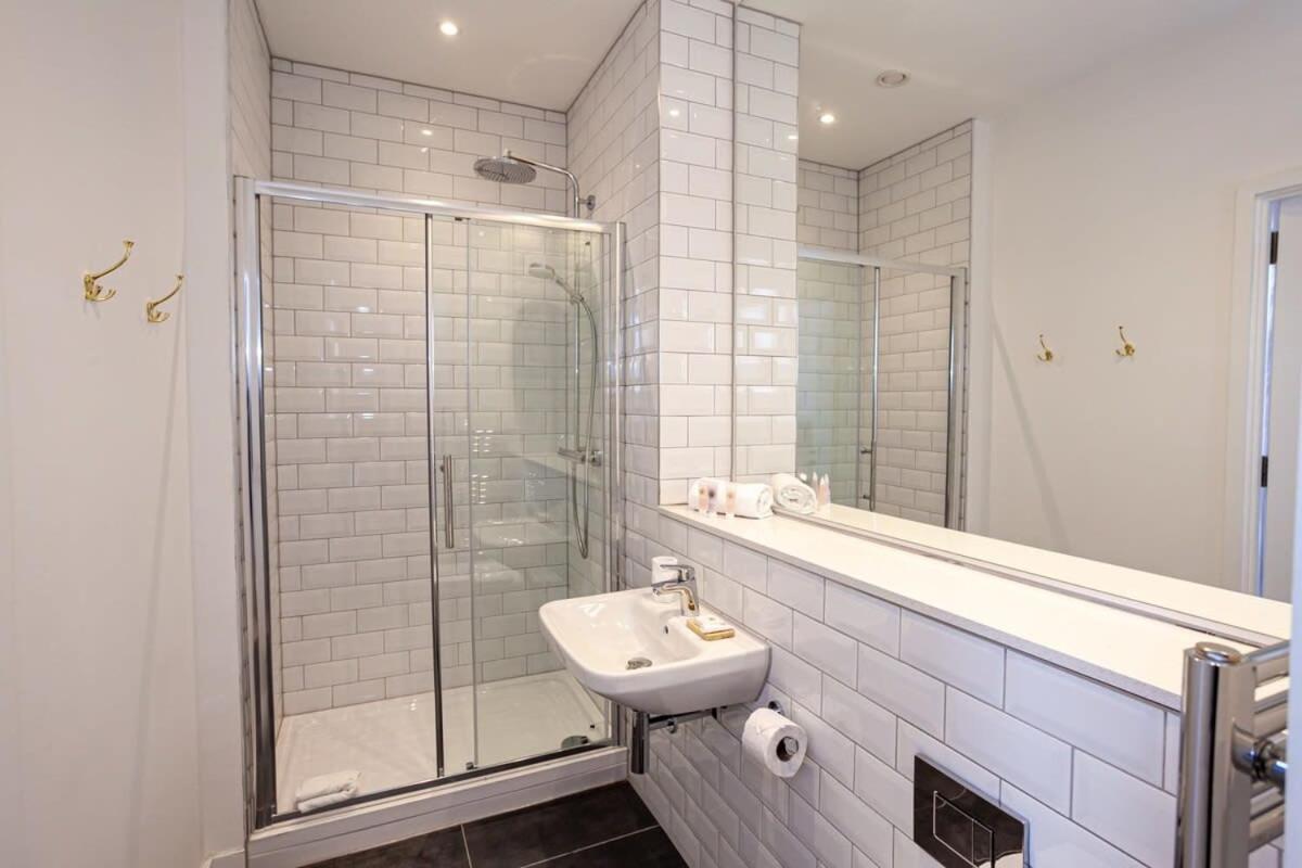Superb 2bed 2bath 5min Walk To Victoria Station *