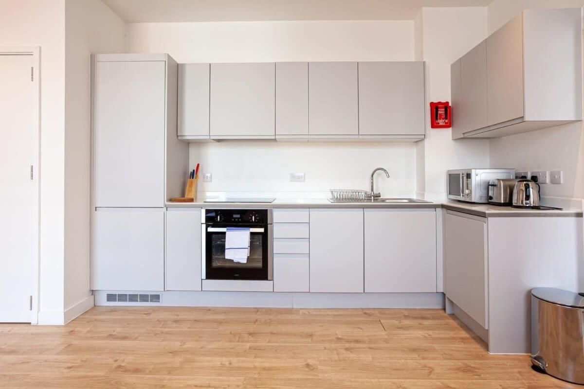Superb 2bed 2bath 5min Walk To Victoria Station *