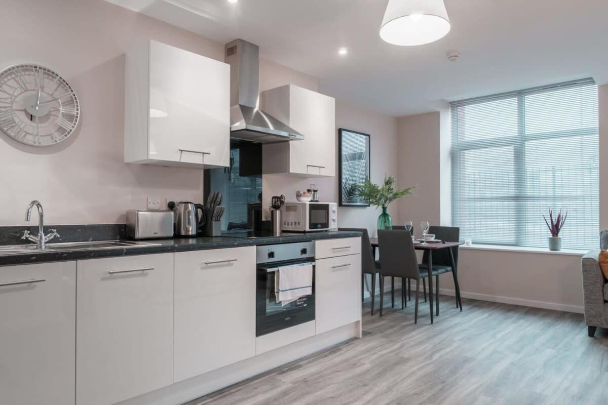 Contemporary 2 Bed - Sleeps 4 Apartment Manchester