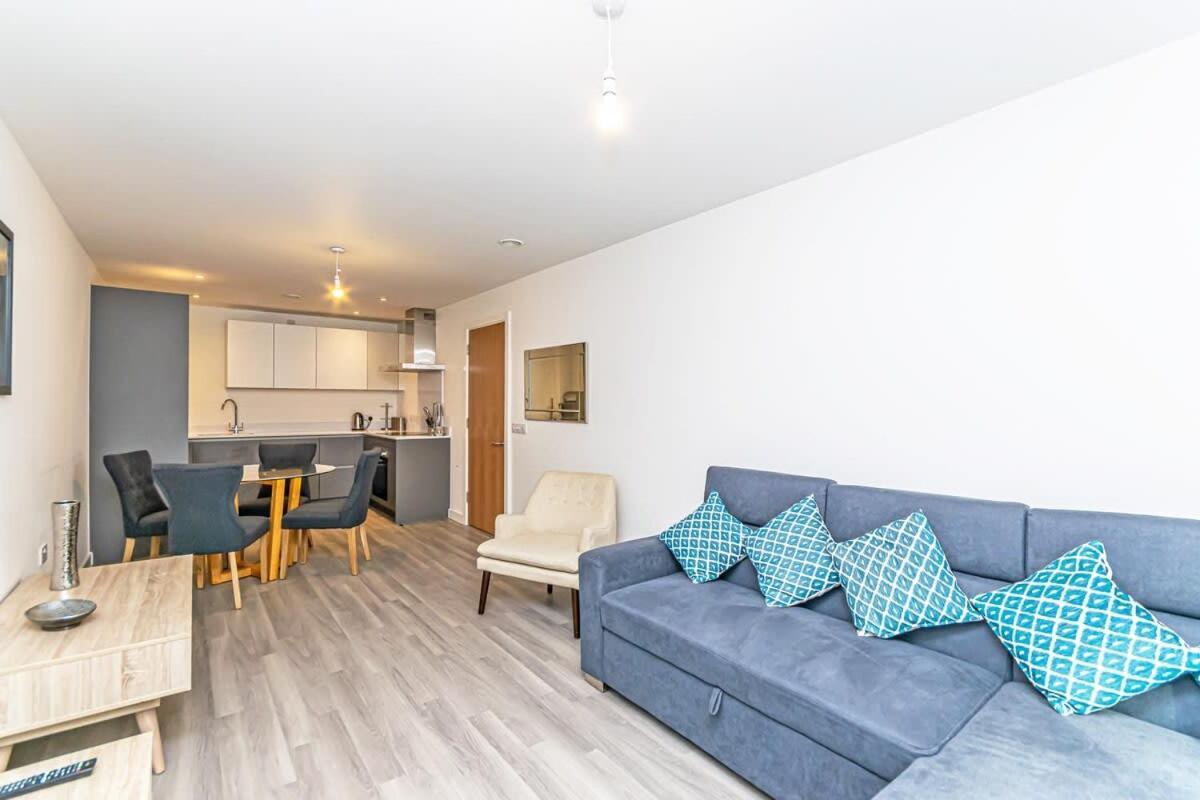 Contemporary 2 Bed In Apartment Manchester
