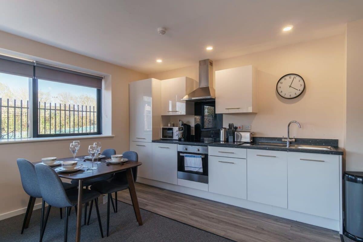Contemporary 2 Bedroom Apartment *
