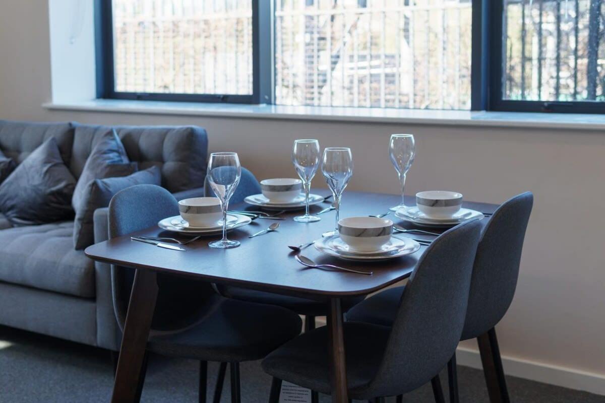 Contemporary 2 Bedroom Apartment *