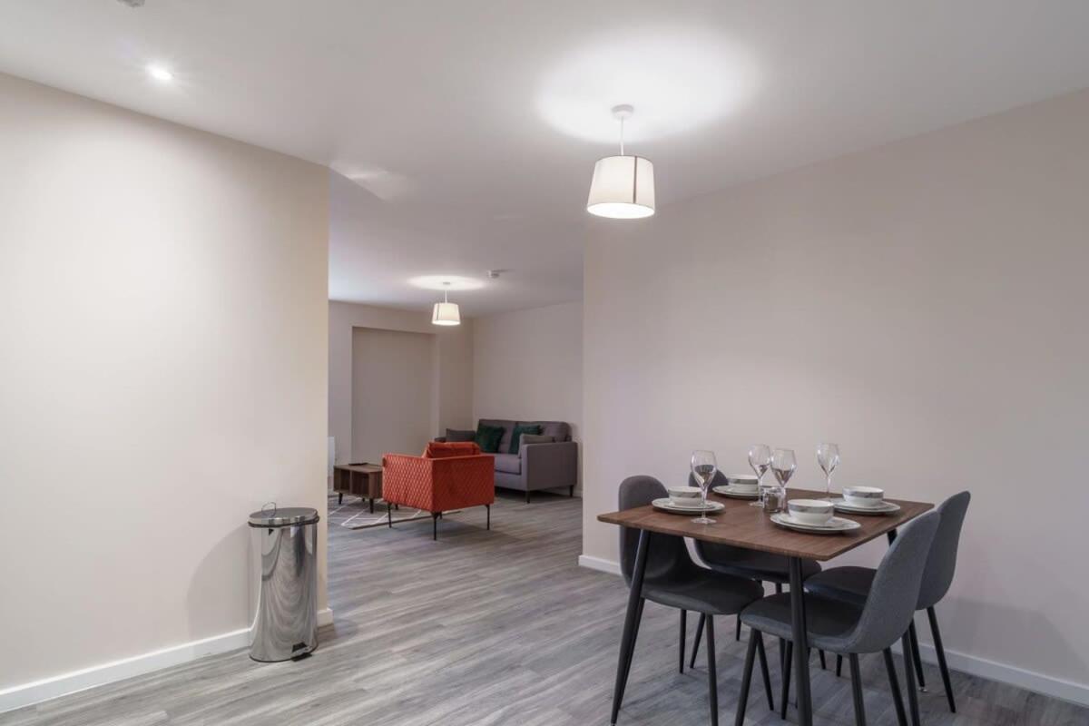 Apartment Bright 2 Bed - Sleeps 4 *