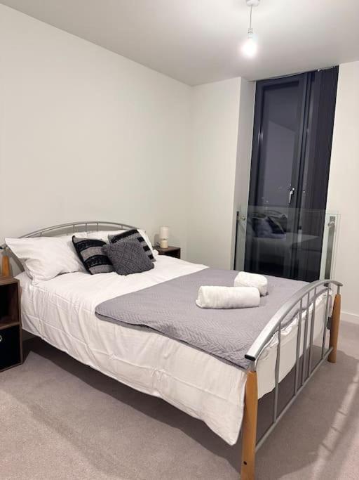 Stylish 2 Bedroom Apartment *