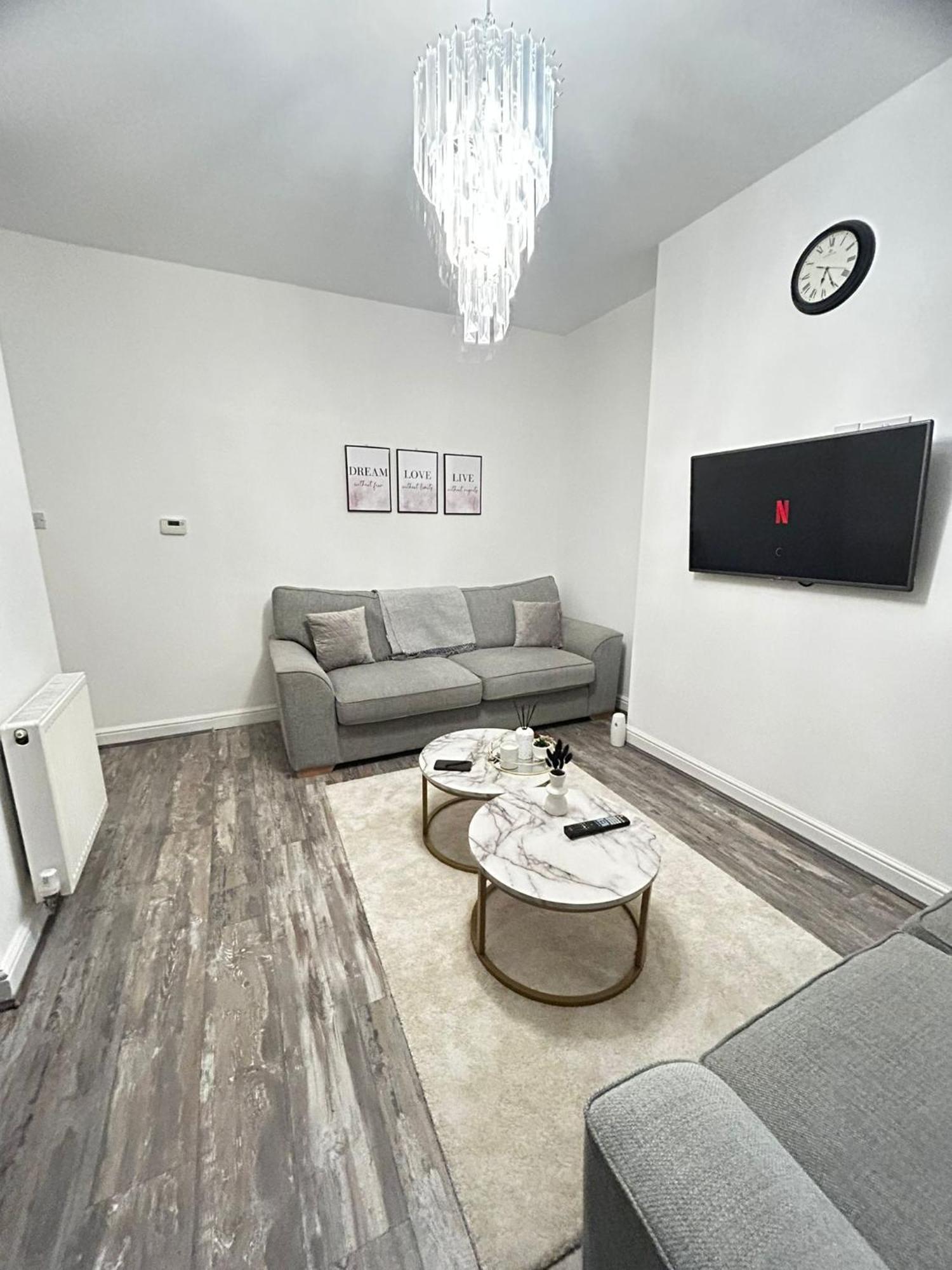 Lovely 5br In Manchester. Close To The Apartment