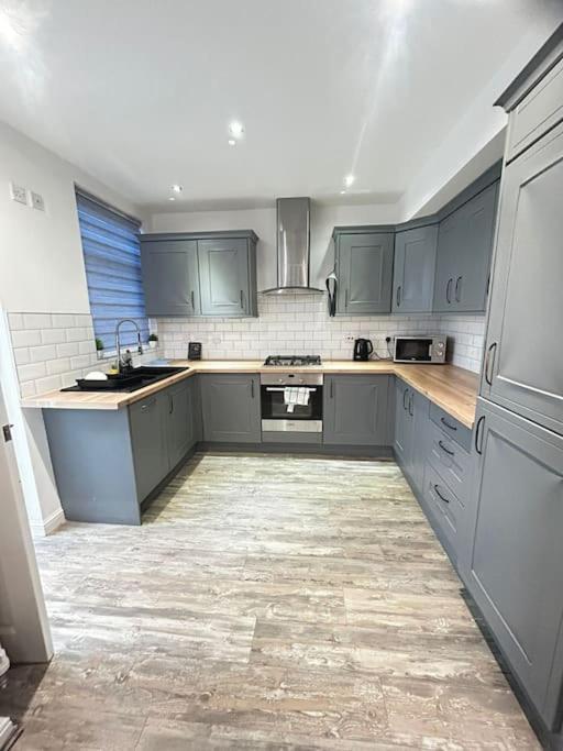 Apartment Lovely 5br In Manchester. Close To The
