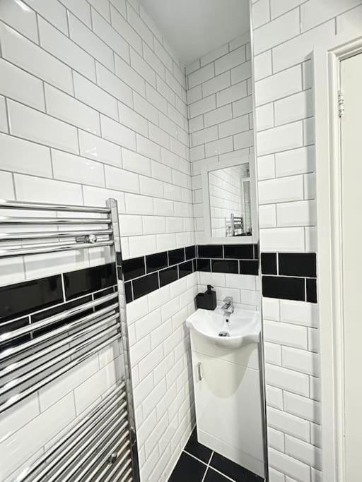 Lovely 5br In Manchester. Close To The Apartment *