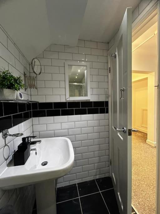 Apartment Lovely 5br In Manchester. Close To The Manchester