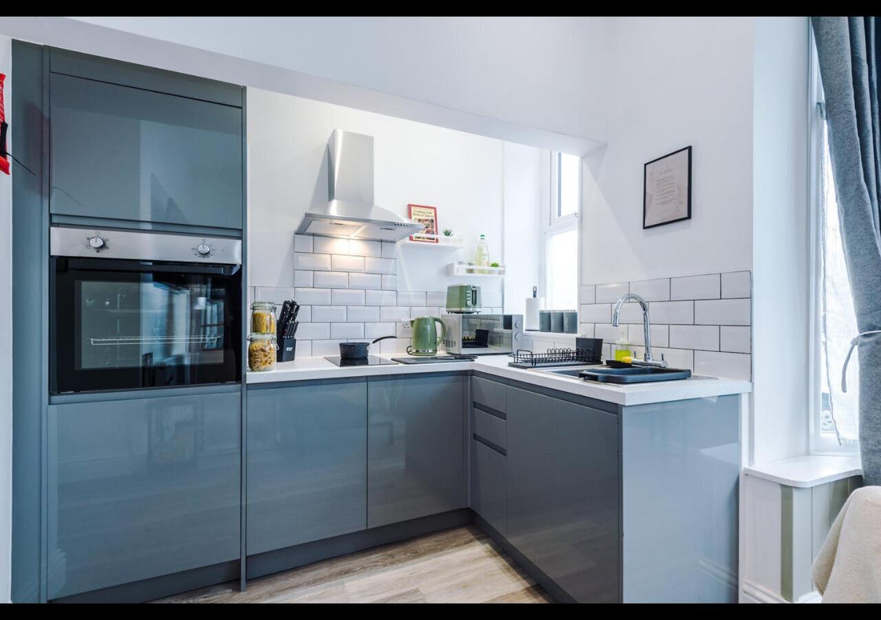 Entire Cozy Apt, Prime Location & Free Parking Apartment Manchester