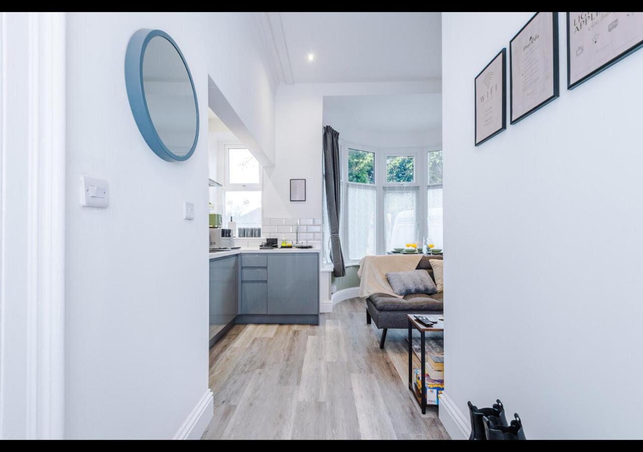 Entire Cozy Apt, Prime Location & Free Parking Apartment Manchester