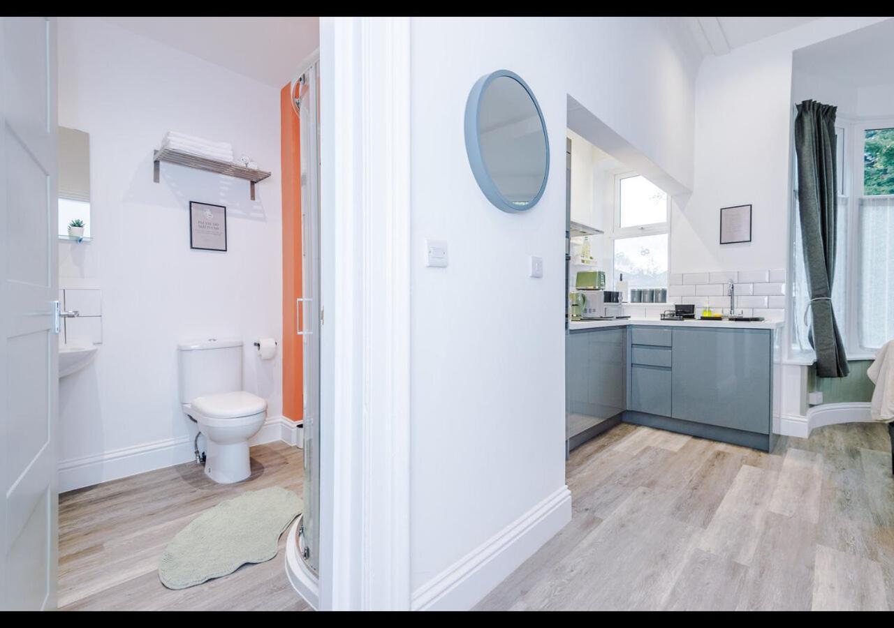 Entire Cozy Apt, Prime Location & Free Parking Apartment Manchester