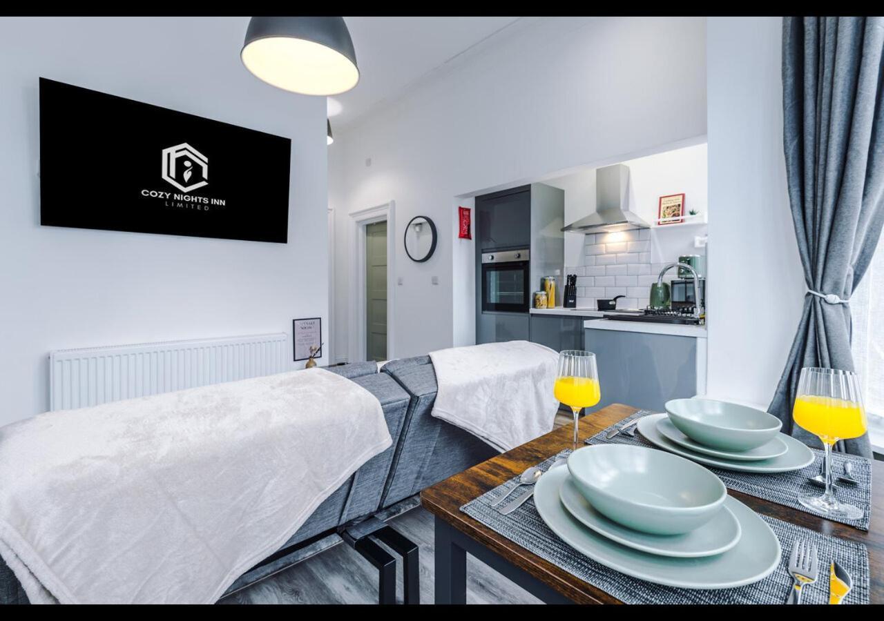 Entire Cozy Apt, Prime Location & Free Parking Apartment Manchester