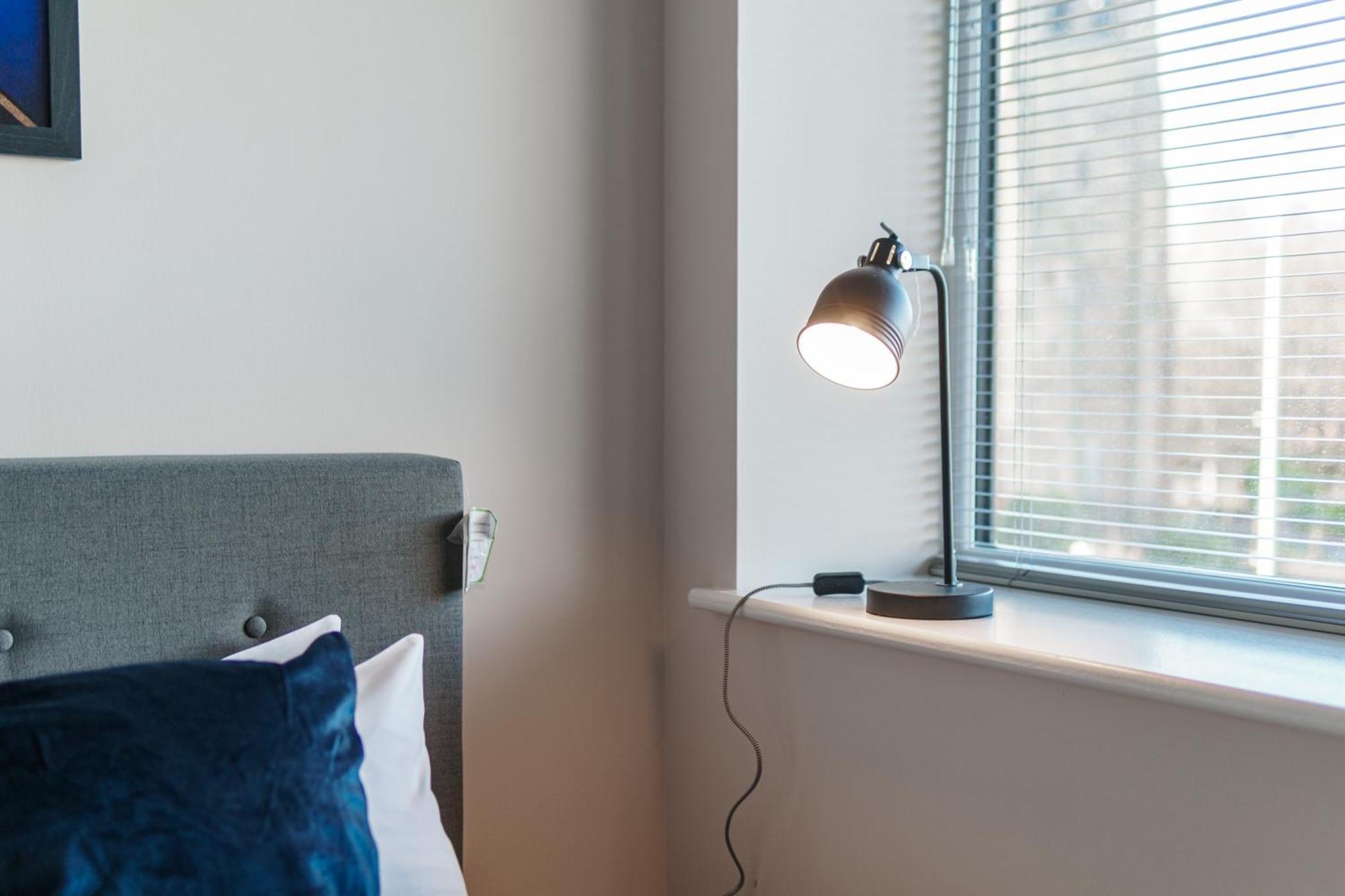 Modern Apartment, Free Parking For Two, Smart Tvs, Location * Manchester