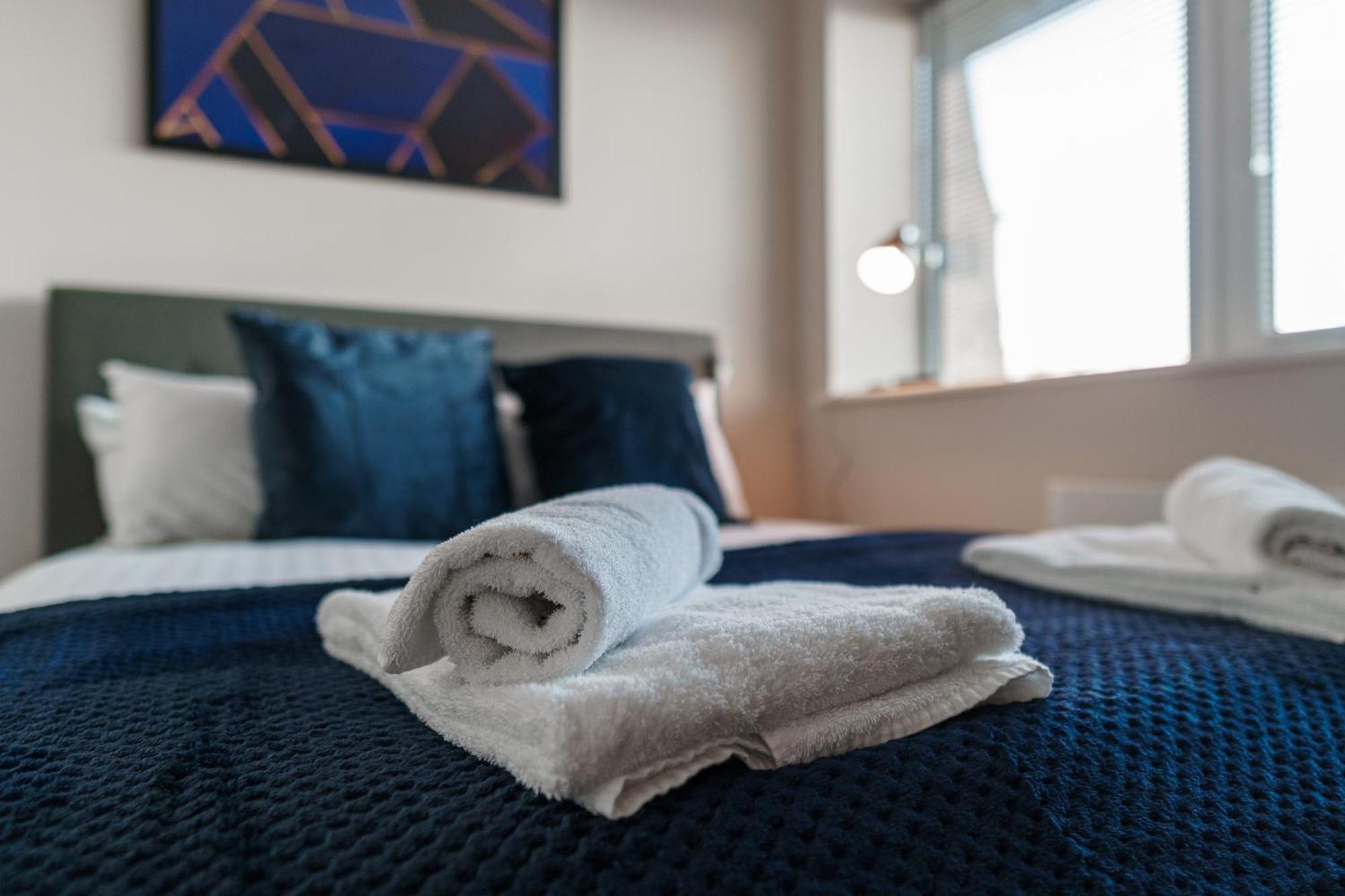 Modern Apartment, Free Parking For Two, Smart Tvs, Location