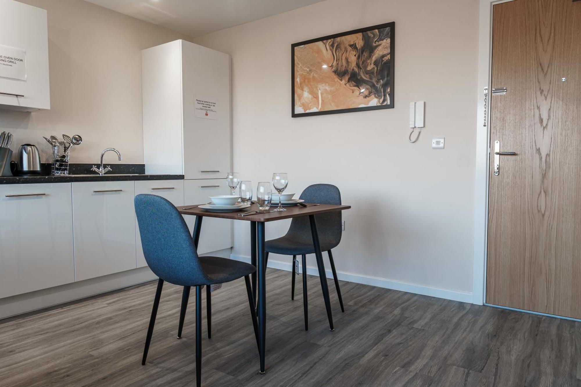 Apartment Modern Apartment, Free Parking For Two, Smart Tvs, Location