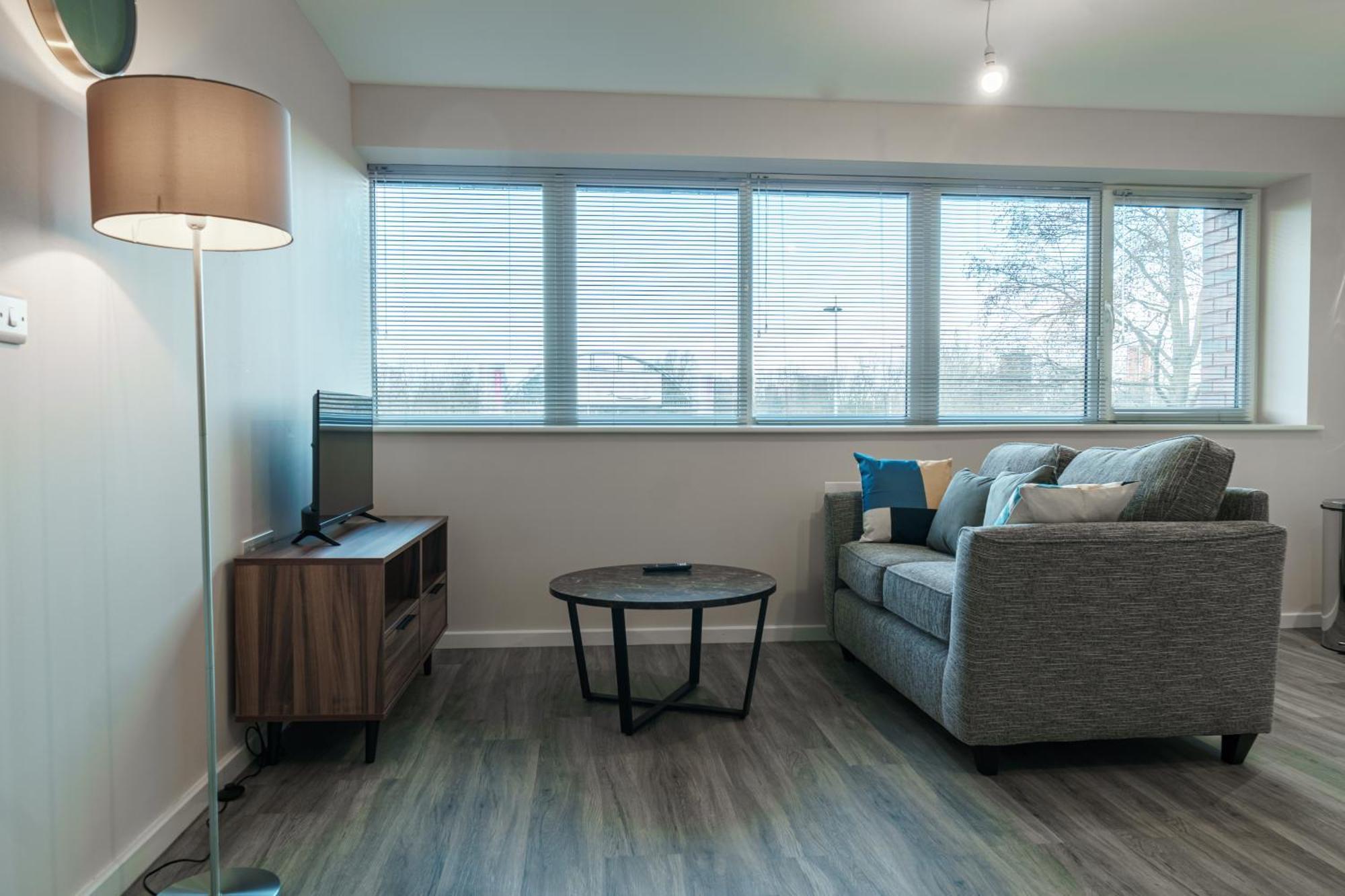 Modern Apartment, Free Parking For Two, Smart Tvs, Location *
