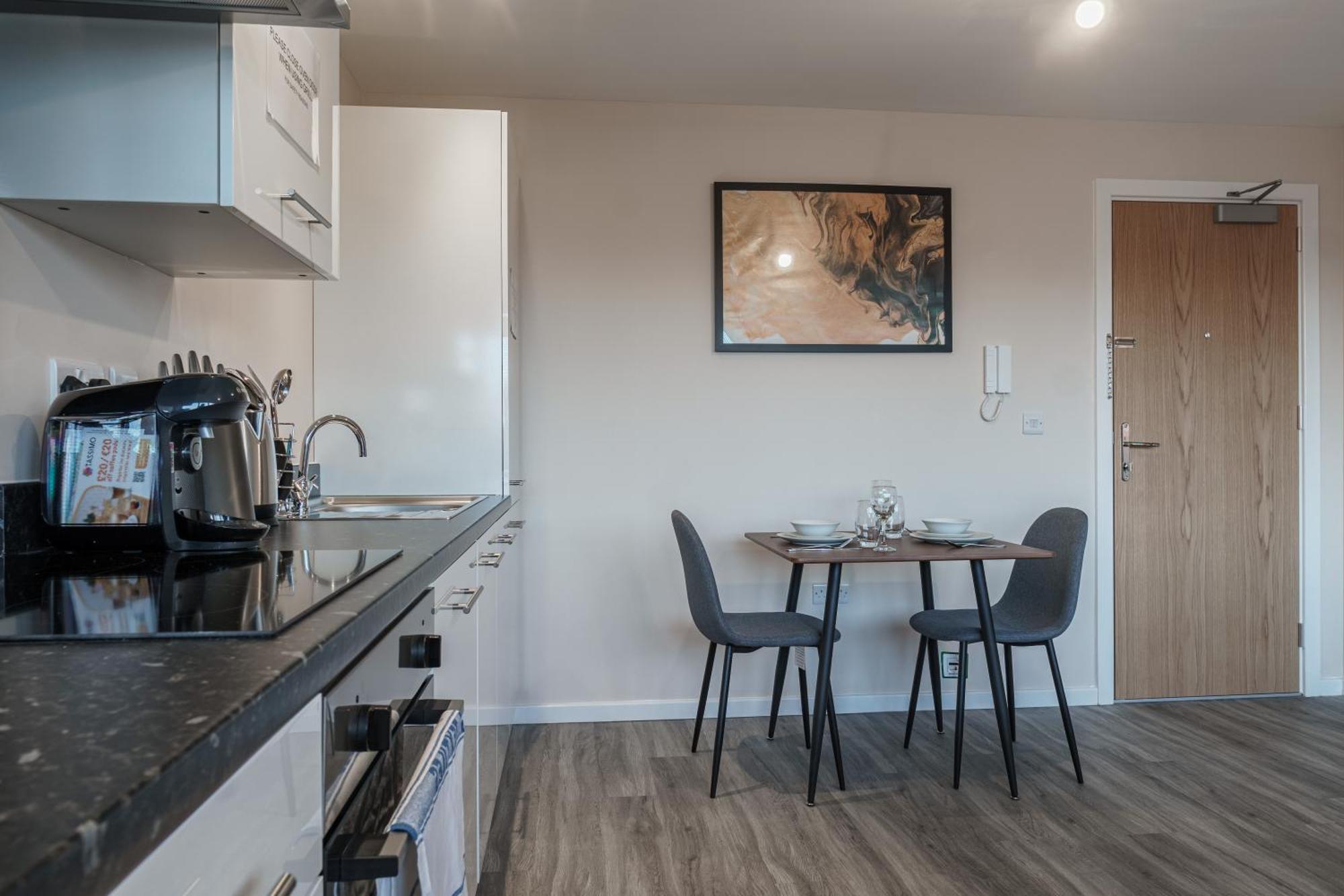 Apartment Modern Apartment, Free Parking For Two, Smart Tvs, Location