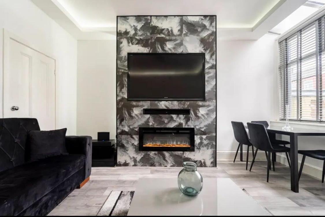 Apartment 3 Bedroom House With Modern Interior, Close To The Etihad Stadium *