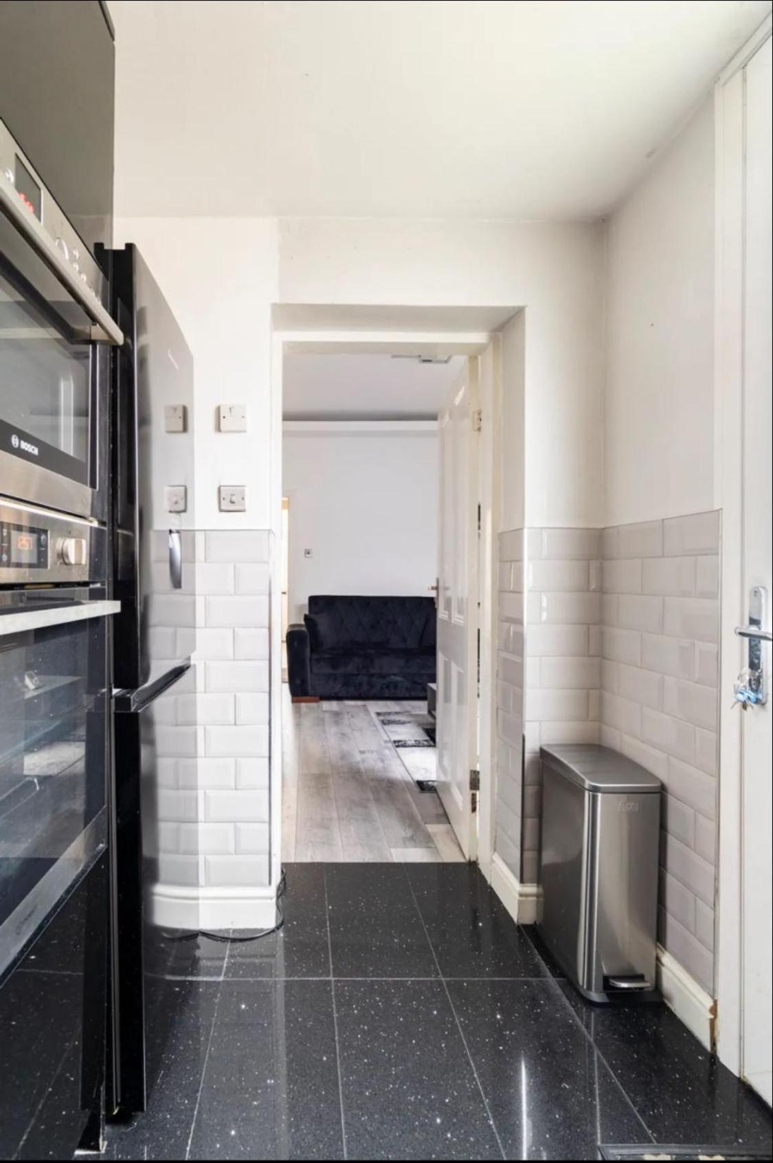 Apartment 3 Bedroom House With Modern Interior, Close To The Etihad Stadium *