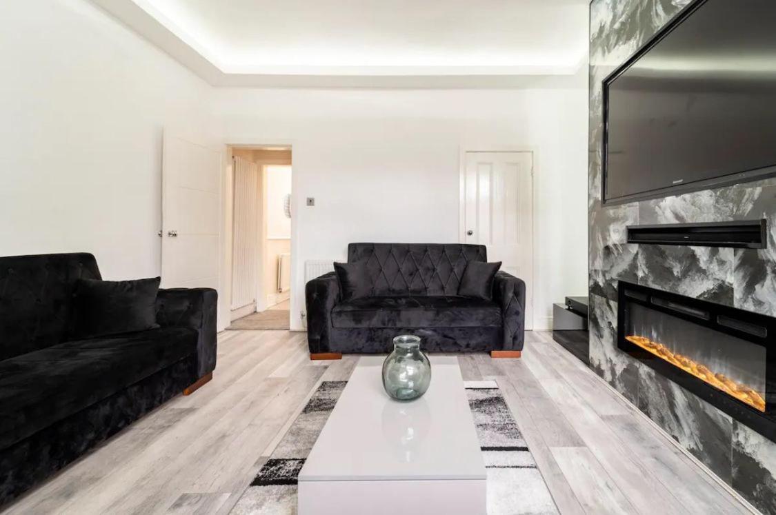 3 Bedroom House With Modern Interior, Close To The Etihad Stadium Manchester