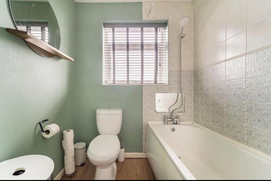 Apartment 3 Bedroom House With Modern Interior, Close To The Etihad Stadium Manchester