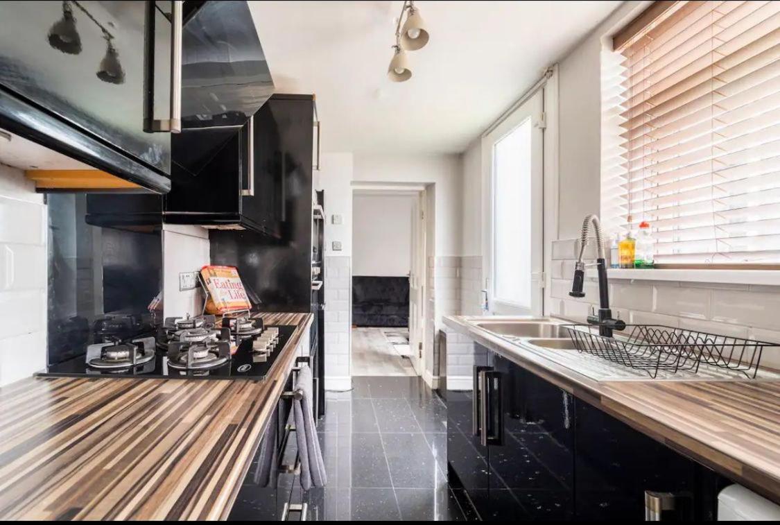 3 Bedroom House With Modern Interior, Close To The Etihad Stadium Manchester